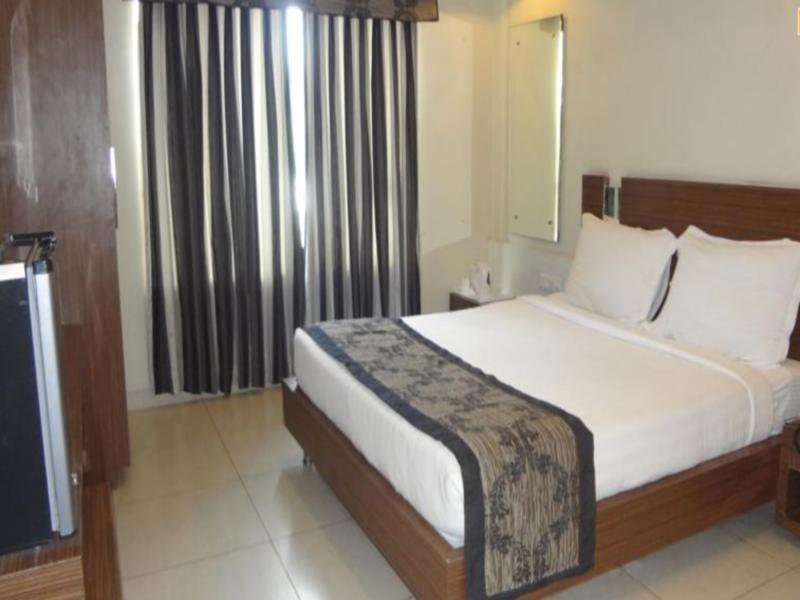 Jhānsi Hotel Sheela Shree Plaza מראה חיצוני תמונה